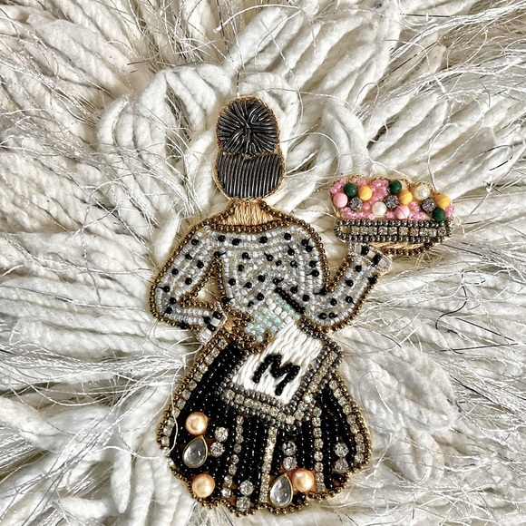 Beaded shimmering lady with a basket appliqué sew on patchwork(Right) - Picture 3 of 7
